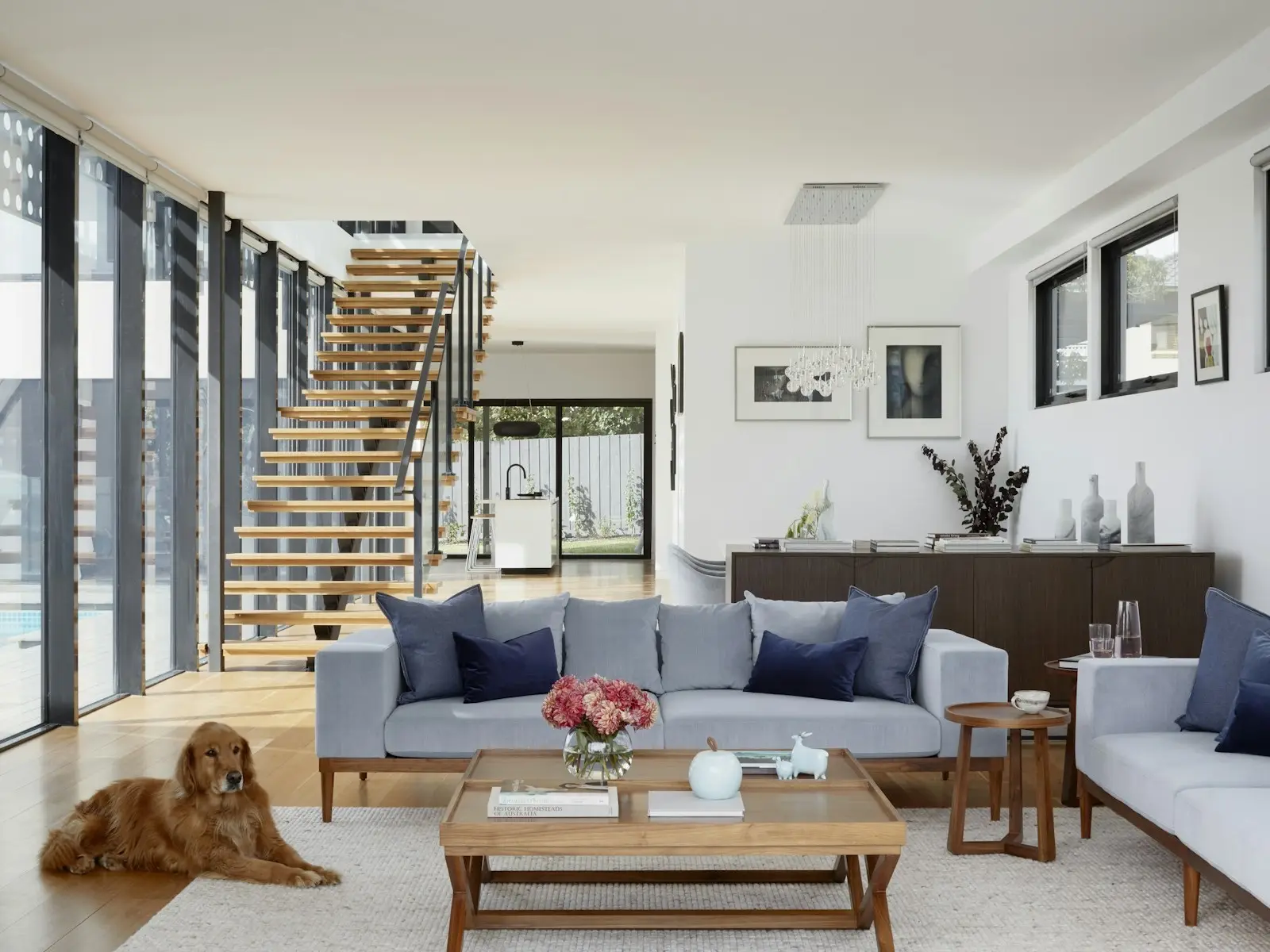 Séjour familial lumineux avec escalier design