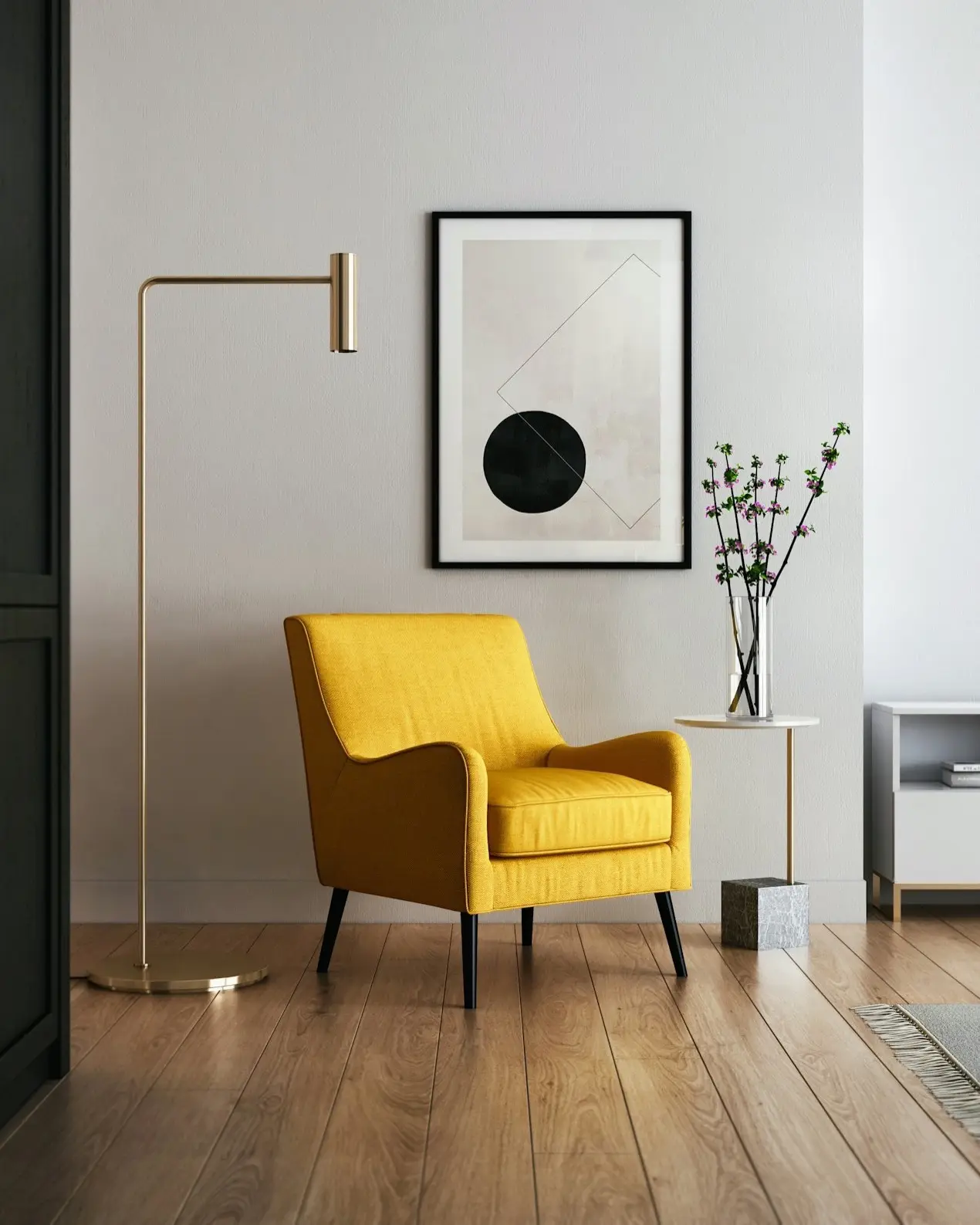 Fauteuil jaune moutarde et lampe en laiton dans un intérieur épuré
